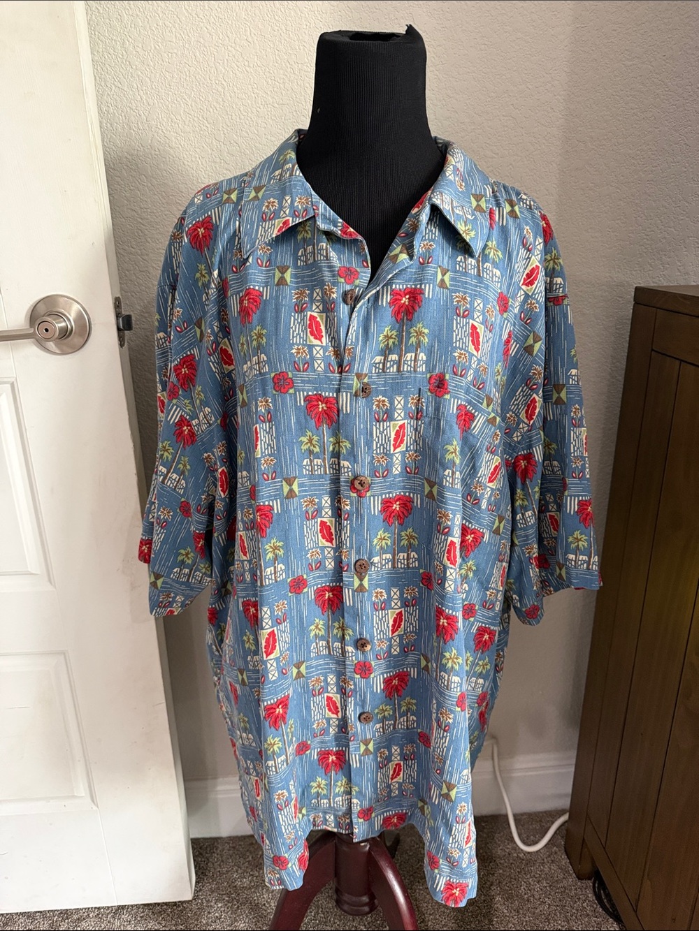 Men's Blue Tropical Short-Sleeve Button-Up Shirt